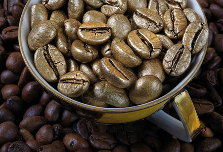 咖啡豆纹理背景在杯子里的金色咖啡豆金色咖啡作为品质和奢华的象征奢华和独创图片