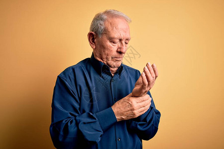 灰色头发的老年男子身着粗蓝衬衫图片