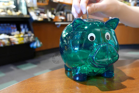 在Starbucks商店的绿色小猪银图片
