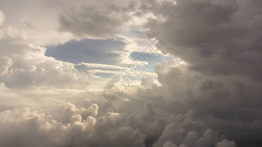 天景从飞机的清晰玻璃窗座到云面图片