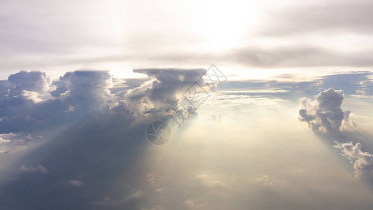 天景从飞机的清晰玻璃窗座到云面图片