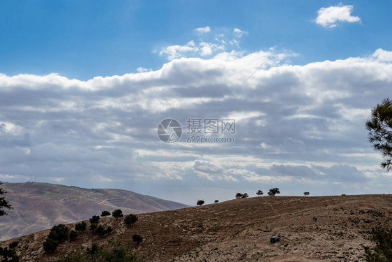 从中东约旦王国尼波山看到的极简主义景观景观应许之地山冬日午图片