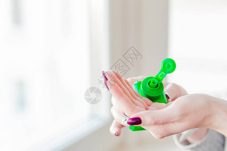 女孩消毒手用绿瓶子的抗消毒图片