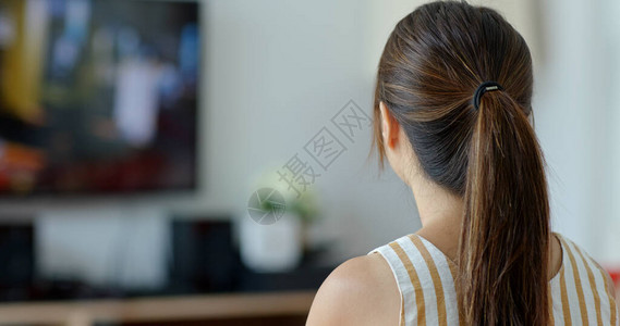 女人在家看电视图片