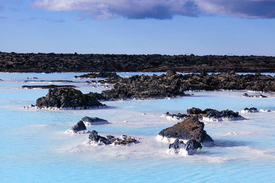 熔岩场上的清水天空蓝色颜图片