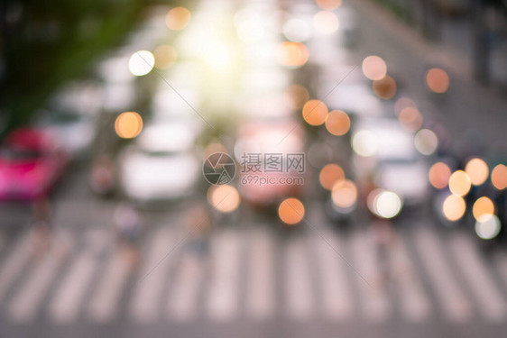 黄昏雨天晚上曼谷红轻型重交通堵塞的模糊背景图片