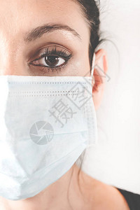 女人脸上的医用口罩戴着医用口罩的医生病人图片