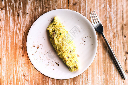 传统的早餐煎蛋卷放在木图片
