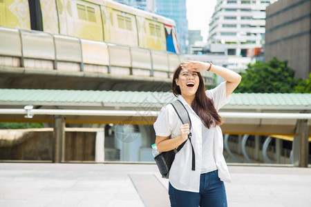 特写年轻的肖像让年轻的亚洲女兴奋图片