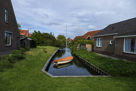 荷兰Hindeloopen两栋房子之间的水渠图片