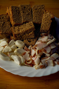 大蒜和培根培根和大蒜黑板上的桌子上的培根和大蒜美食摄影食物培根大图片