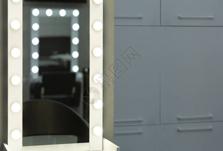 在美发师的镜子中反射自由空间图片