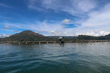 印度尼西亚巴厘岛上的巴杜尔火山活跃在热带岛屿的印度尼西亚巴杜尔火山巴杜尔湖和火山位于印度尼西亚金塔马尼村附近的巴背景图片