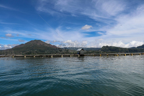 印度尼西亚巴厘岛上的巴杜尔火山活跃在热带岛屿的印度尼西亚巴杜尔火山巴杜尔湖和火山位于印度尼西亚金塔马尼村附近的巴图片