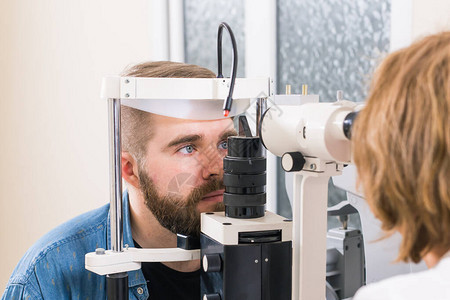 医学眼科概念病人检查她的视力图片