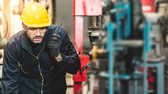戴安全帽的工业程师在重工业制造工厂作工厂内的工业人在工业厂作的人安图片