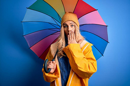 雨天撑着伞穿着雨衣的男孩高清图片下雨天穿着雨衣的金发美女高清图片