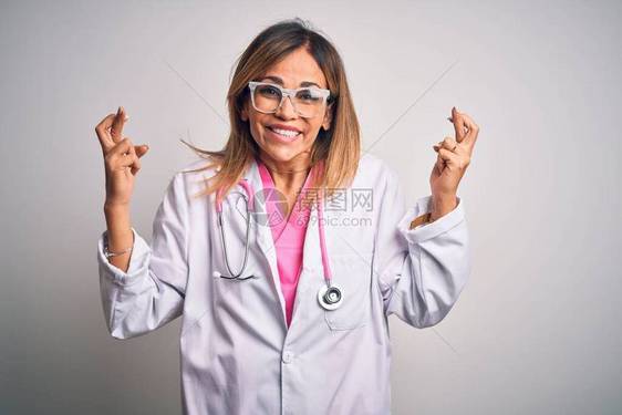中年美女医生戴着粉色听诊器图片