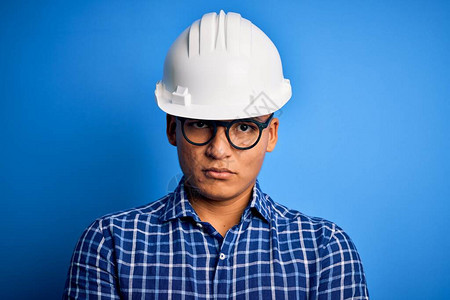 年轻英俊的工程师拉丁人戴着安全头盔图片