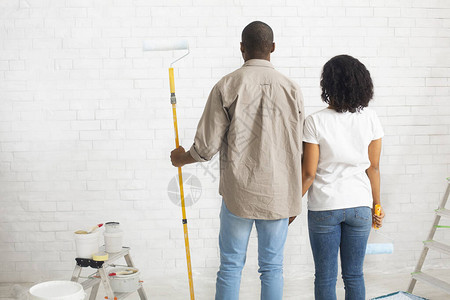 非洲裔美籍夫妇计划给新家内地涂油漆并设计出图片