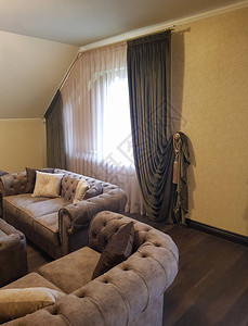 客厅内部的沙发和窗帘图片