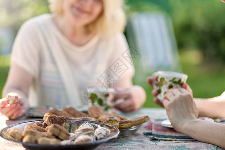 高级天主教妇女与家人一起喝茶在暑图片