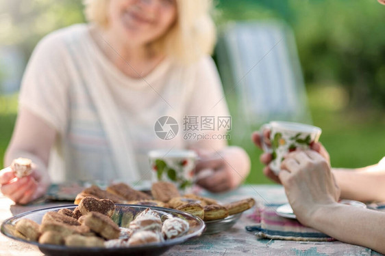 高级天主教妇女与家人一起喝茶在暑图片