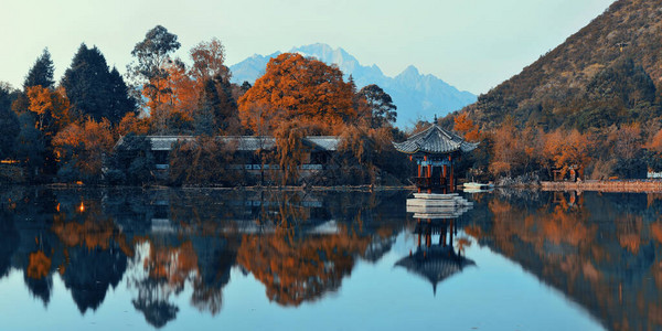 云南丽江的黑龙池背景图片