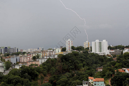 在萨尔瓦多城市暴风雨中图片