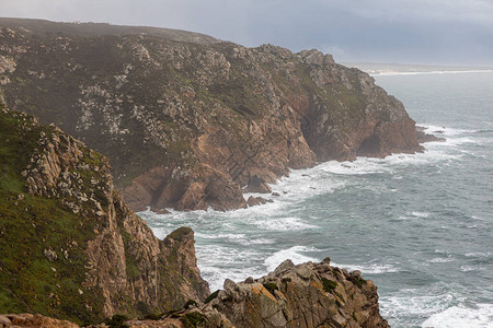 葡萄牙岩石角附近的海岸上的岩石背景图片