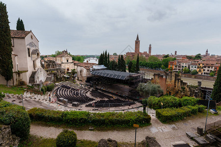 维罗纳市风景与阿迪盖河和康普列索达拉天主教堂位于意大利维内托V图片