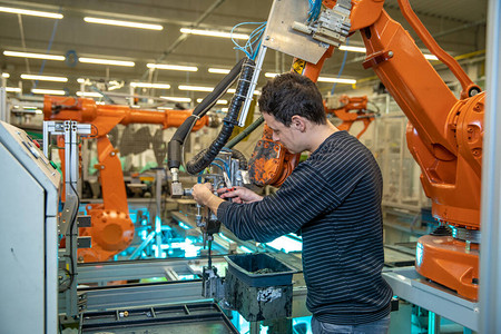 工厂中现代工业的机器人化引入新的机械臂来图片