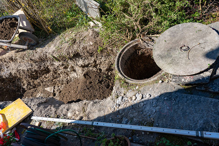 污水井建筑工地的高角视图装满重土的轮轴地板上的计量标准背景图片