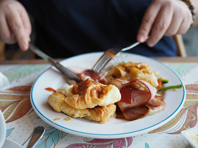 早餐培根波洛尼斯白鼠奇利和施蒂尔油炸丝带宽米面图片