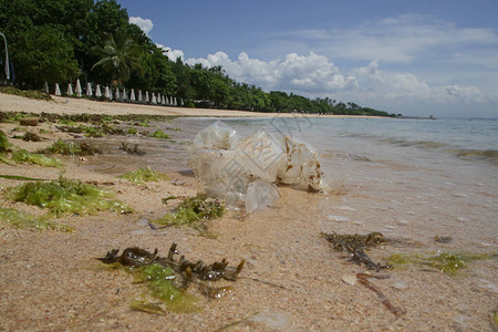 沙滩上的塑料垃圾塑料污染概念一次塑料是一种人类成瘾行为图片