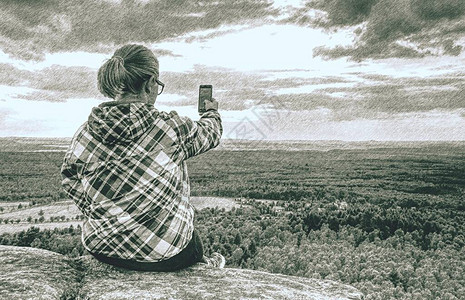 女人在美丽的山地背景拍照的肖像铅笔画作图片