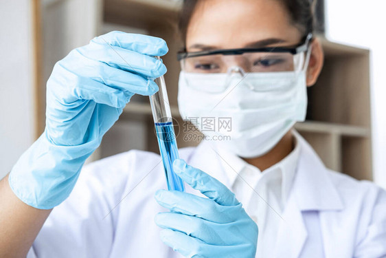 科学家或医学实验室大衣持有试管剂图片