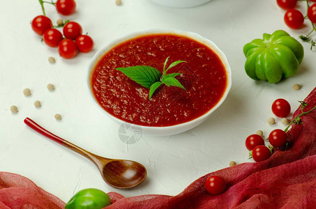 白碗里有番茄汤厨房桌上有番茄汤图片