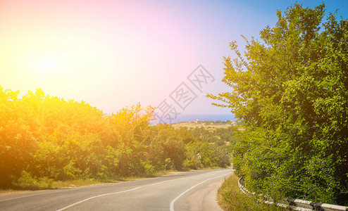 夏日阳光大道公路旅行暑假自驾周游全国关于汽车暑假的文章和广告文本的道路和地点带有文背景图片