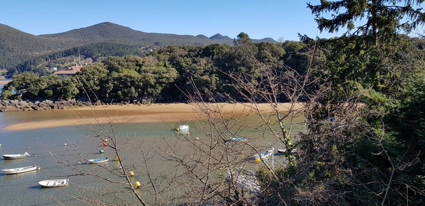 巴斯克国的乌尔达伊拜生物圈保留地与山脉蓝天空和白云相比图片