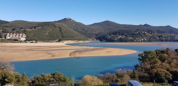 巴斯克国的乌尔达伊拜生物圈保留地与山脉蓝天空和白云相比图片