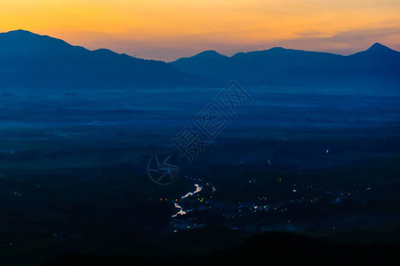 太阳月光山坡日落天空色彩多图片