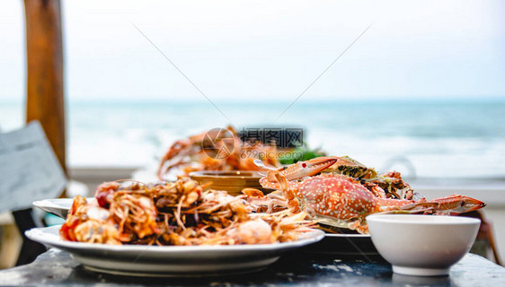 餐厅的海鲜蟹以其他菜肴为背景图片