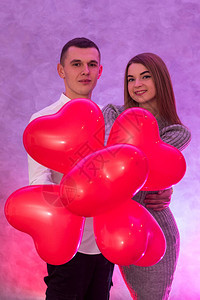 美丽的一对夫妇和红气球庆祝情人节的红气球图片