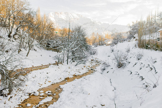 乌兹别克斯坦的冬季雪山景观图片