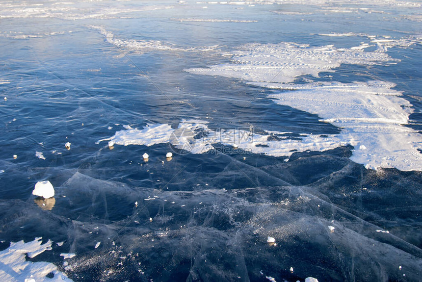 贝加尔湖的冰是一个拥有美丽奥秘和密的整个宇宙带有裂缝和冰冻气泡的透明冰形成了令人惊叹图片