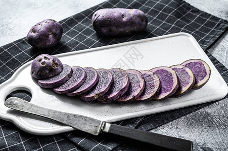紫薯详情页白色切片板上的紫菜土豆灰色背背景