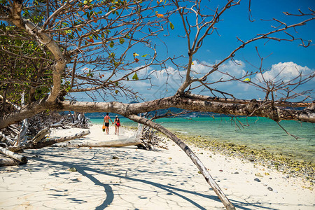 外国游客夫妇在泰国甲米波达岛的白色沙滩上散步图片