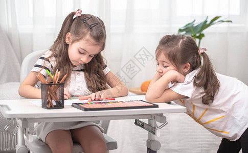 孩子们坐在桌旁做作业孩子在家学习在家上学图片