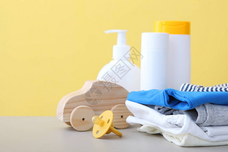 桌上的护理产品用于护肤沐浴的日常图片